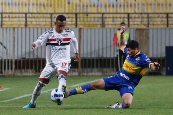 Cristián Riquelme en acción ante Sao Paulo con Everton. (Photosport).