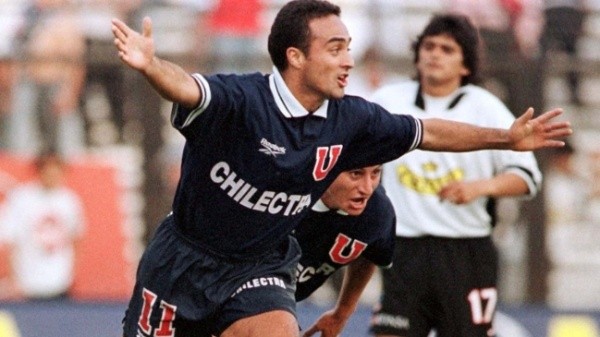 Rodrigo Barrera celebra un gol por la U. de Chile en un Superclásico.