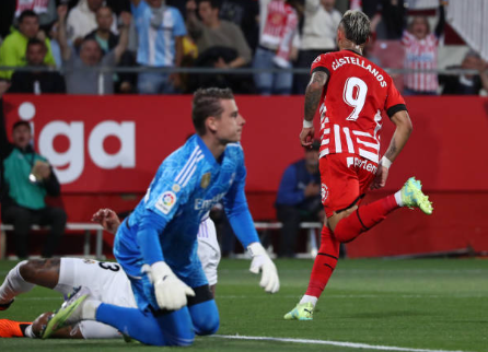 Valentín Castellanos festeja uno de los cuatro tantos que le anotó a Andriy Lunin. (Getty Images).
