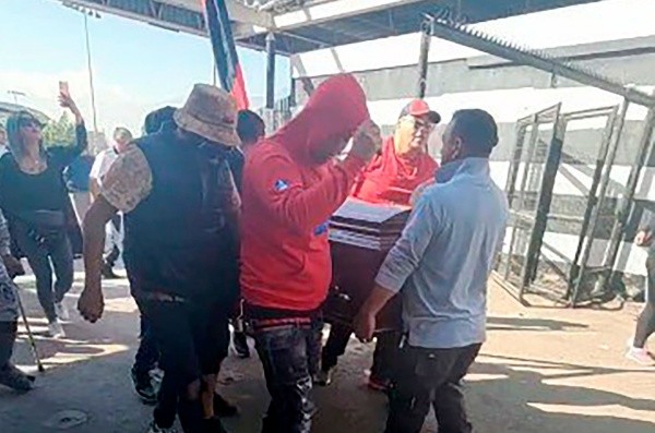 Los hinchas de Colo Colo ingresaron a la fuerza al Estadio Monumental con el féretro. | Foto: Captura.