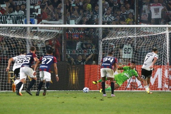 Carlos Palacios le anotó de penal a Monagas en la victoria de Colo Colo por el Grupo F de la Copa Libertadores. (Photosport).