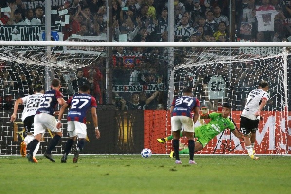 Carlos Palacios le anotó de penal a Monagas en la victoria de Colo Colo por el Grupo F de la Copa Libertadores. (Photosport).