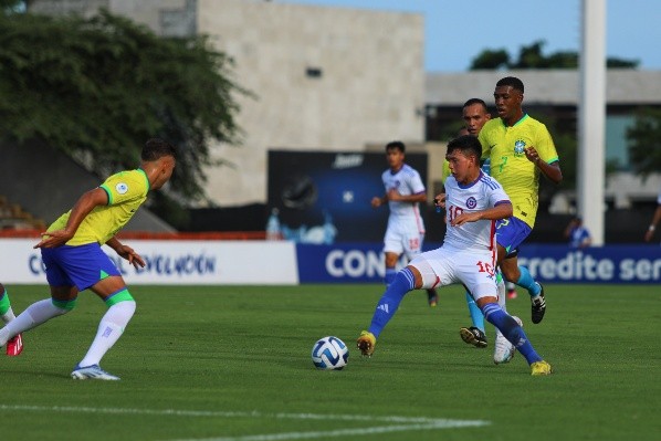 Ignacio Vásquez dejó algunos toques de calidad ante Brasil con la Roja Sub 17. (Comunicaciones FFCh).