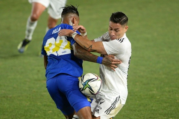 Sebastián Villa disputa un balón con el Torta Opazo en el amistoso entre Boca y Colo Col.o del verano 2022. (Photosport).