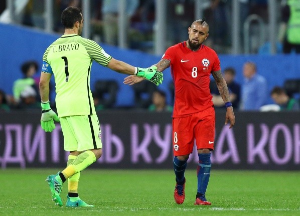 Claudio Bravo y Arturo Vidal son los jugadores chilenos con más títulos en Europa. | Foto: Getty Images.