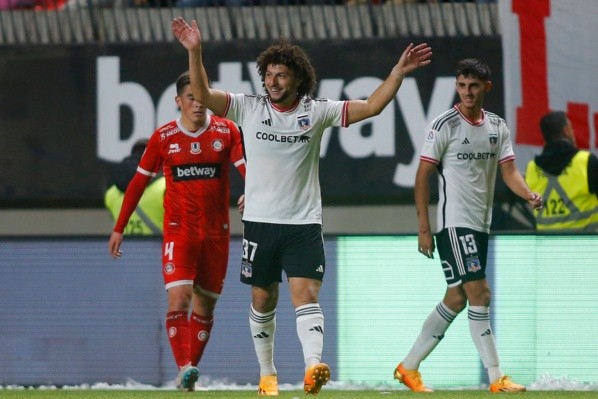 Maxi Falcón destacó lo firme de la defensa de Colo Colo, que en los últimos cinco partidos ha recibido sólo un gol. Foto: Photosport.