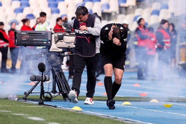 El cuarto árbitro, Diego Flores, quedó con un trauma acústico por los incidentes en el Ester Roa. (Photosport).