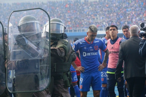 Leandro Fernández y su reacción tras los incidentes que suspendieron el Clásico Universitario. (Photosport).
