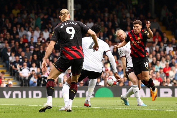 Julián Álvarez y Erling Haaland en acción por el Manchester City. Ambos le marcaron un gol al Fulham. (Getty Images).