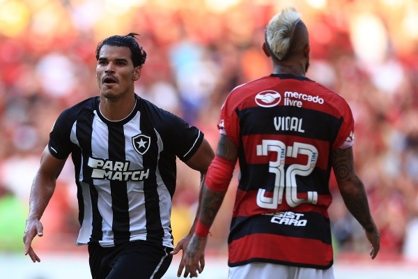 Botafogo derrotó al Flamengo en una tarde para el olvido de Arturo Vidal. Foto: Getty Images