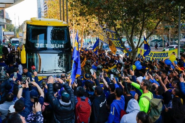 Así llegó el bus de Boca Juniors al hotel Intercontinental, el lugar donde se hospeda para esperar el duelo ante Colo Colo. (Photosport).