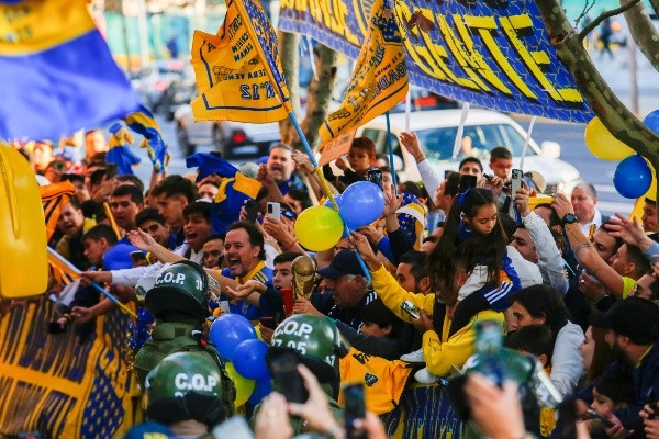 Otra imagen del recibimiento de los hinchas a Boca Juniors en el hotel Intercontinental. (Photosport).