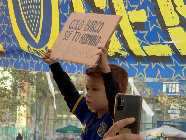 Un pequeño hinchas de Boca esperaba al Colo Barco: Foto: Tato_Aguilera