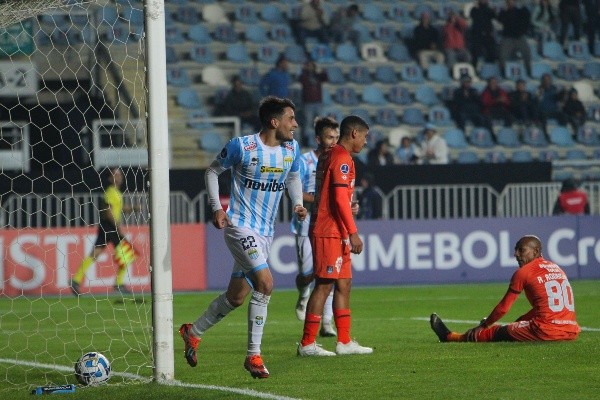 Así quedó Ángel Rodríguez (80), quien para colmo fue sustituido en el entretiempo. (Photosport).