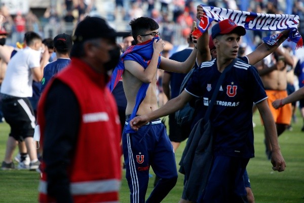 Está claro que los guardias de seguridad en los estadios no están preparados para enfrentar ciertos hechos de violencia. | Foto: Photosport.