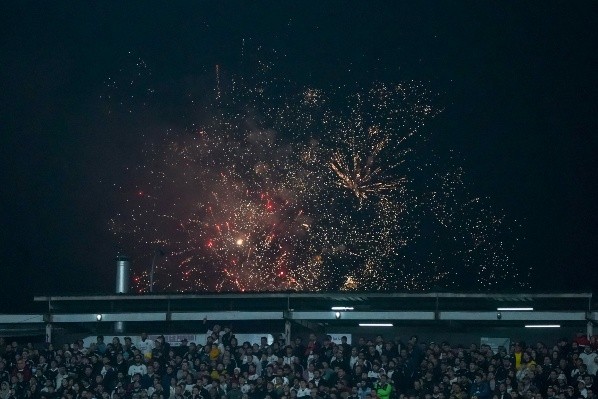 Algunos fuegos de artificio fueron lanzados a las afueras del Estadio Monumental durante el Colo Colo vs Boca Juniors. | Foto: Guillermo Salazar.