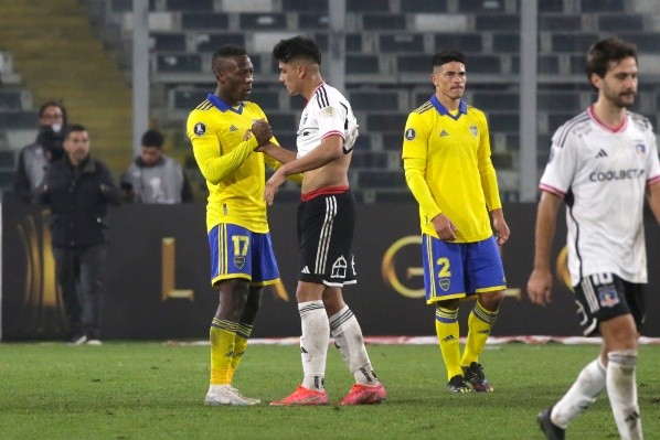 Luis Advíncula se despidió de Damián Pizarro con mucho afecto tras la victoria de Boca frente a Colo Colo. (Jonnathan Oyarzún/Photosport).