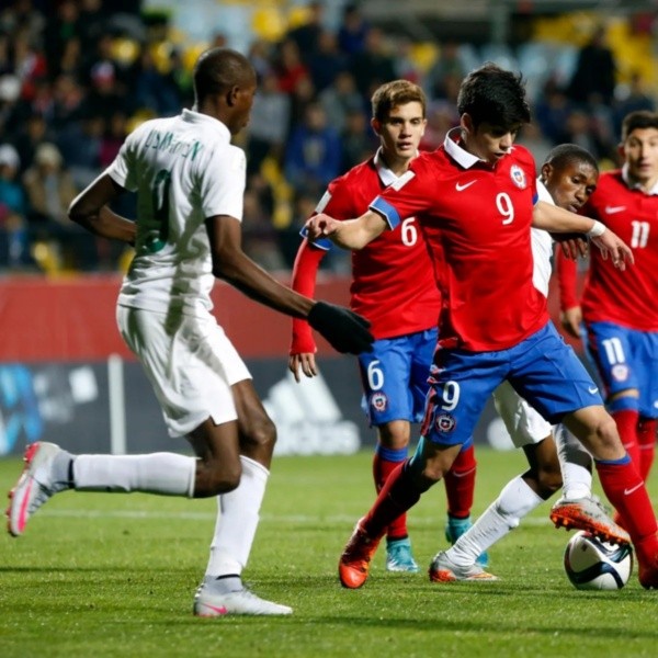 Osimhen jugando contra Chile en el 2015