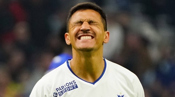 A Alexis Sánchez no solamente le anularon un gol, sino que además se fue lesionado en el duelo con el Lens.