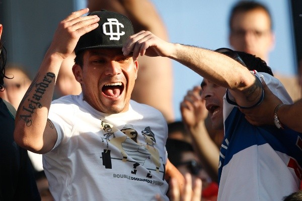 Gary Medel se ha visto varias veces como un hincha más de la UC en la tribuna Mario Lepe de San Carlos de Apoquindo. (Photosport).