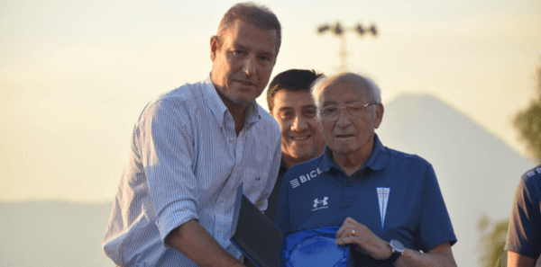 Alfonso Garcés posa con José María Buljubasich, el gerente deportivo de Cruzados SADP. (Cruzados).