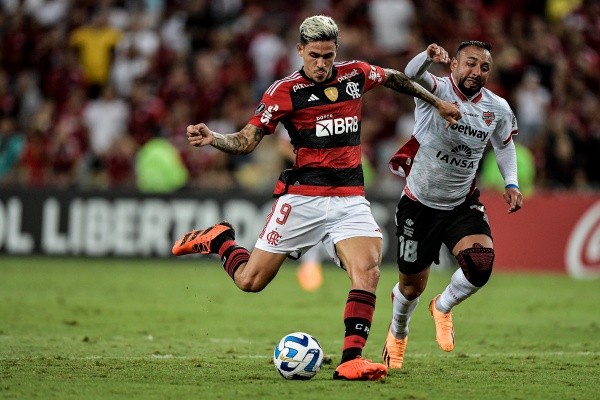 Pedro controla un balón ante la marca de Bernardo Cerezo: Flamengo venció 2-0 a Ñublense en el Maracaná. (Photosport).