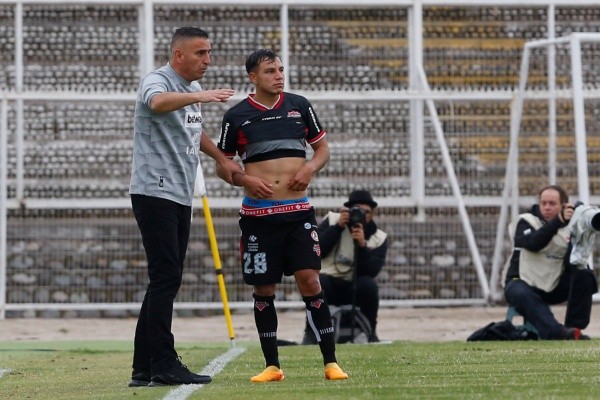 Jaime García le da indicaciones a Manuel Rivera, uno de los polifuncionales jugadores que tiene en Ñublense. (Photosport).