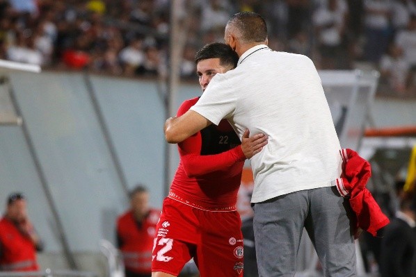 Jaime García abraza a Pablo Aránguiz, uno de los refuerzos de Ñublense para afrontar la temporada 2023. (Photosport).
