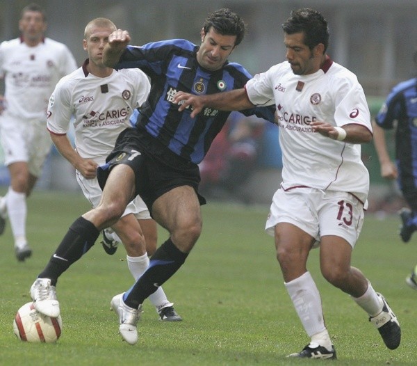 Jorge Vargas marca a Luis Figo en un partido entre el Livorno y el Inter de Milán. (Getty Images).
