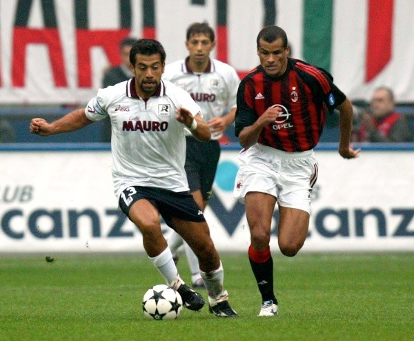 Jorge Vargas conduce el balón ante la marca de un tal Rivaldo en un duelo entre la Reggina y el AC Milan. (Getty Images).