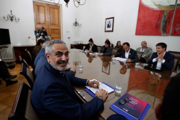 Milad se mostró sonriente en reunión con Jaime Pizarro y otros miembros del Gobierno. | Foto: Comunicaciones ANFP