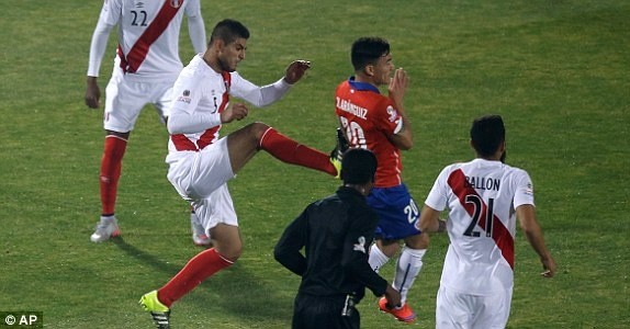 Zambrano solo se arrepiente de no haberle pegado mejor a Charles Aránguiz. | Foto: Archivo