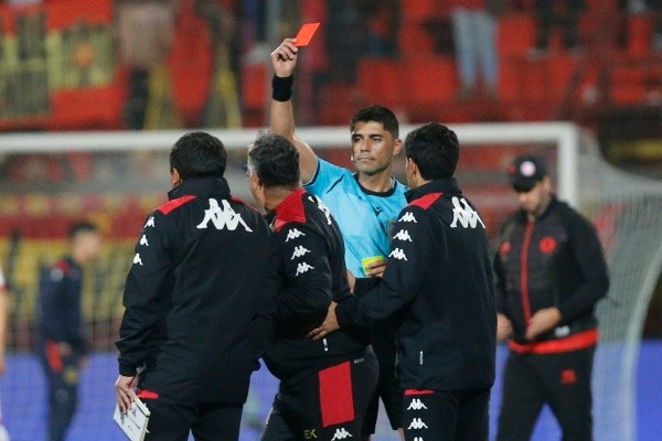 Víctor Abarzúa le mostró tarjeta roja a Ronald Fuentes. (Photosport).