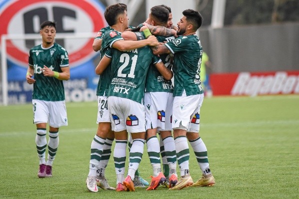 La celebración de Wanderers por el golazo de Carlos Muñoz ante San Marcos de Arica. (Photosport).