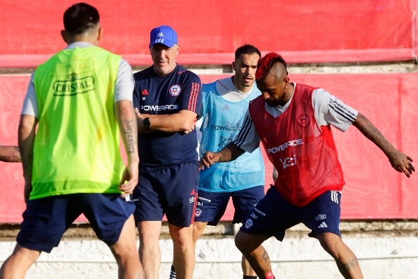 Eduardo Berizzo mira atento a Arturo Vidal en un entrenamiento de la Roja. (Photosport).