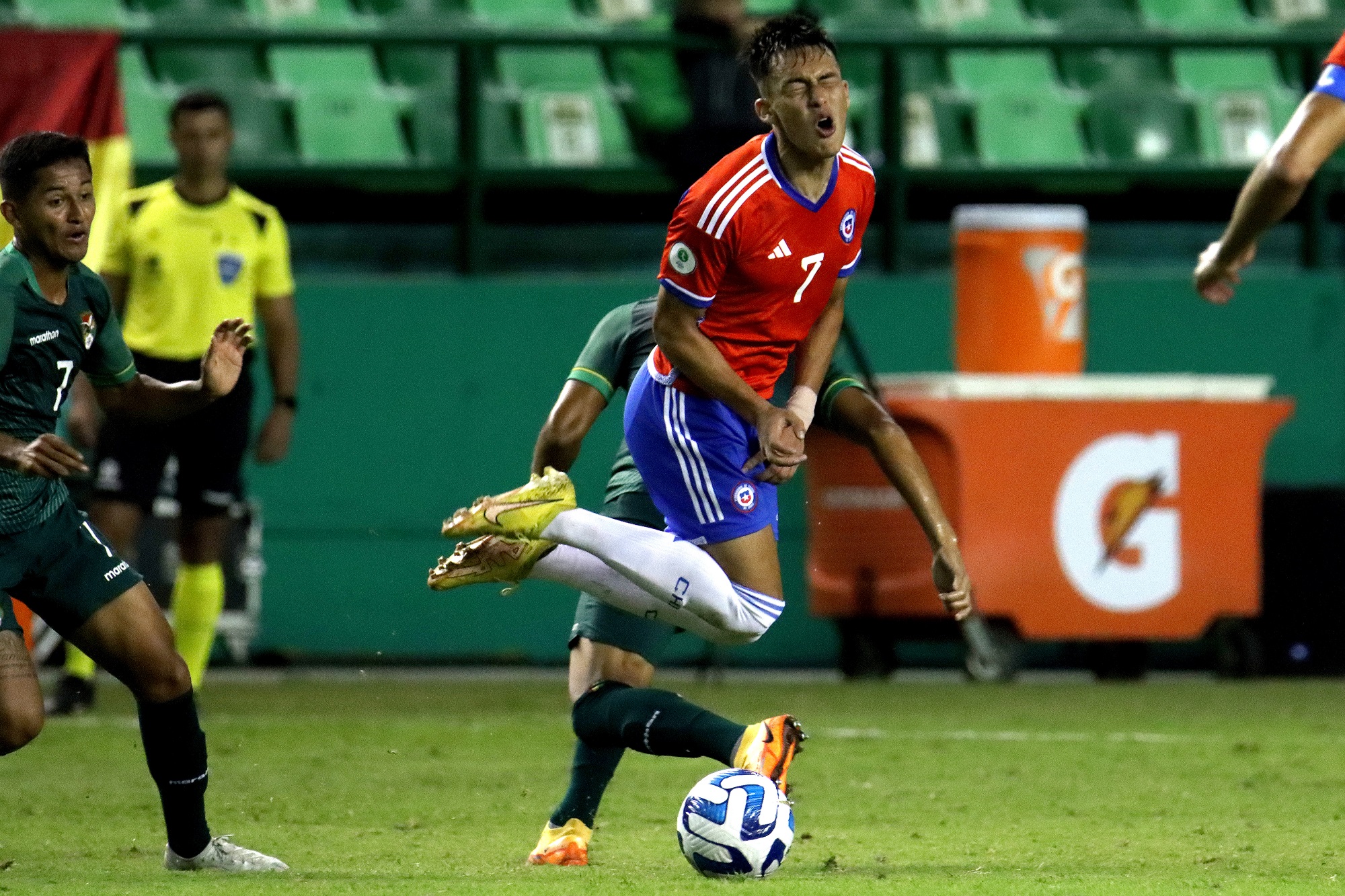 Paolo Guajardo en acción por la Roja Sub 20 en el último Sudamericano de la categoría. (Photosport).