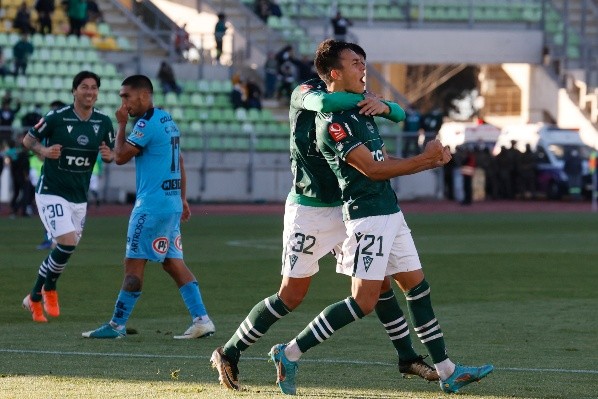 Paolo Guajardo celebra el primero de sus goles en Santiago Wanderers: fueron dos en el debut de Jaime Valdés. (Photosport)