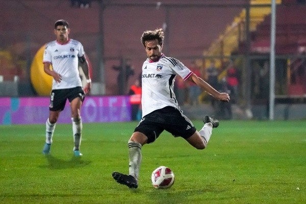 Agustín Bouzat a punto de patear un balón en el empate 1-1 que Unión Española y Colo Colo firmaron en la 14° fecha del Campeonato Nacional 2023. (Guille Salazar/RedGol).